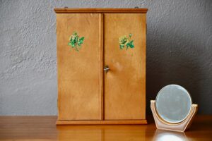 Meuble de pharmacie Mathilde, armoire murale vintage, petite armoire murale, armoire de toilette, armoire de toilette rétro, armoire vintage, armoire en bois, armoire murale ancienne, armoire des années 50 vintage, armoire à pharmacie, armoire à pharmacie ancienne, armoire à pharmacie en bois, armoire à pharmacie vintage, armoire de pharmacie en bois, armoire de pharmacie rétro, armoire pharmacie bohème, boites de pharmacie ancienne, meuble de pharmacie en bois vintage, meuble de pharmacie rétro en bois, meuble de pharmacie vintage, pharmacie murale, pharmacie murale vintage, pharmacie murale ancienne