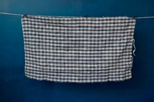 Coupon de tissu Kelsch bleu & blanc, tissu rétro, ambiance campagne, accessoire campagne chic, accessoires campagne chic, ancienne déco, alsatique dcoration rustique, table campagne vintage, housse en kelsch, kelsch ancien, déco alsace, déco alsace vintage, décoration alsace, style alsace, tissus ancien, déco wabi sabi, décoration wabi sabi, décoration wabi sabi vintage, style wabi sabi, wabi sabi, couture