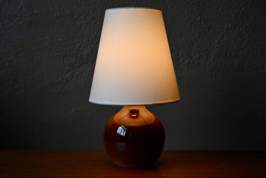 Lampe en céramique des Ateliers du Genetiel, belle lampe vintage, lampe de table vintage, lampe de table orange, lampe orange vintage, lampe vintage abat jour fleuri, luminaire vintage années 70, céramique orange vintage, lampe boule, lampe céramique, lampe à poser, lampe à poser ambiance, lampe à poser bohème, lampe à poser brutaliste, lampe à poser vintage, lampe à poser seventies, lampe de table ancienne, lampe de table campagne, céramique france, céramique 50 france, céramique bohème, céramique brutaliste, céramique campagne, déco wabi sabi, lampe brutaliste