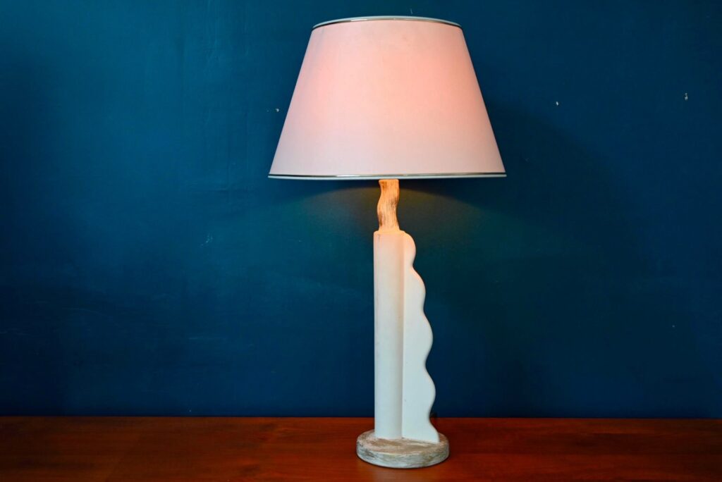 Lampe totem Nikita, lampe de table, lampe de table ancienne, lampe de table design, lampe années 50, lampe ancienne de bureau, lampe de bureau moderniste, lampe sur pied moderniste, années 80, déco années 80, lampe nostalgique années 80, design années 80, lampe années 80, lampe design memphis, design memphis, grande lampe à poser, lampe à poser ambiance, lampe à poser design, lampe à poser seventies, lampe à poser vintage