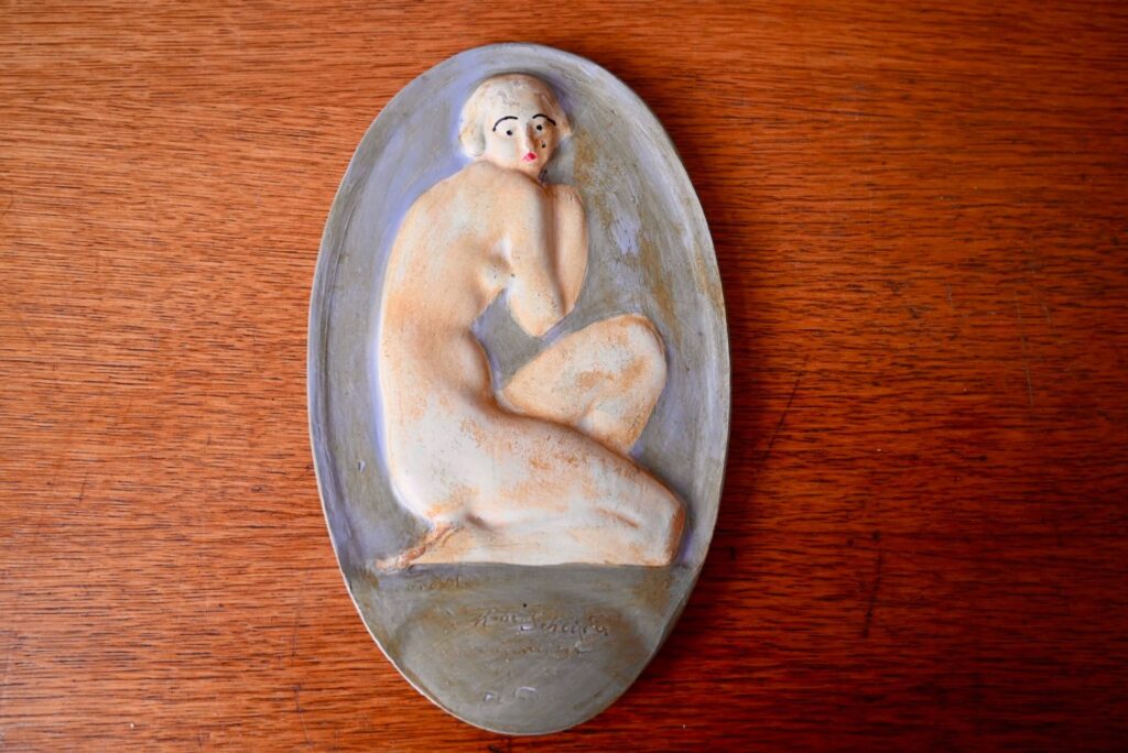 Médaillon Art Déco Madame Schneider, Art Déco, déco murale art déco, déco art déco, buste art déco, style art déco, déco ancienne art déco, déco art, sculpture platre, demi relief en plâtre, moulage plâtre rétro, moulage rétro en plâtre, plâtre d'atelier, buste moulage plâtre vintage, art décoratif, céramique art déco, décoration murale art déco, décoration intérieure art déco
