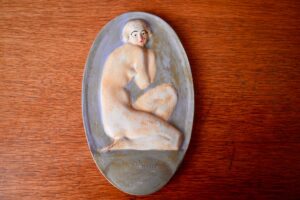 Médaillon Art Déco Madame Schneider, Art Déco, déco murale art déco, déco art déco, buste art déco, style art déco, déco ancienne art déco, déco art, sculpture platre, demi relief en plâtre, moulage plâtre rétro, moulage rétro en plâtre, plâtre d'atelier, buste moulage plâtre vintage, art décoratif, céramique art déco, décoration murale art déco, décoration intérieure art déco