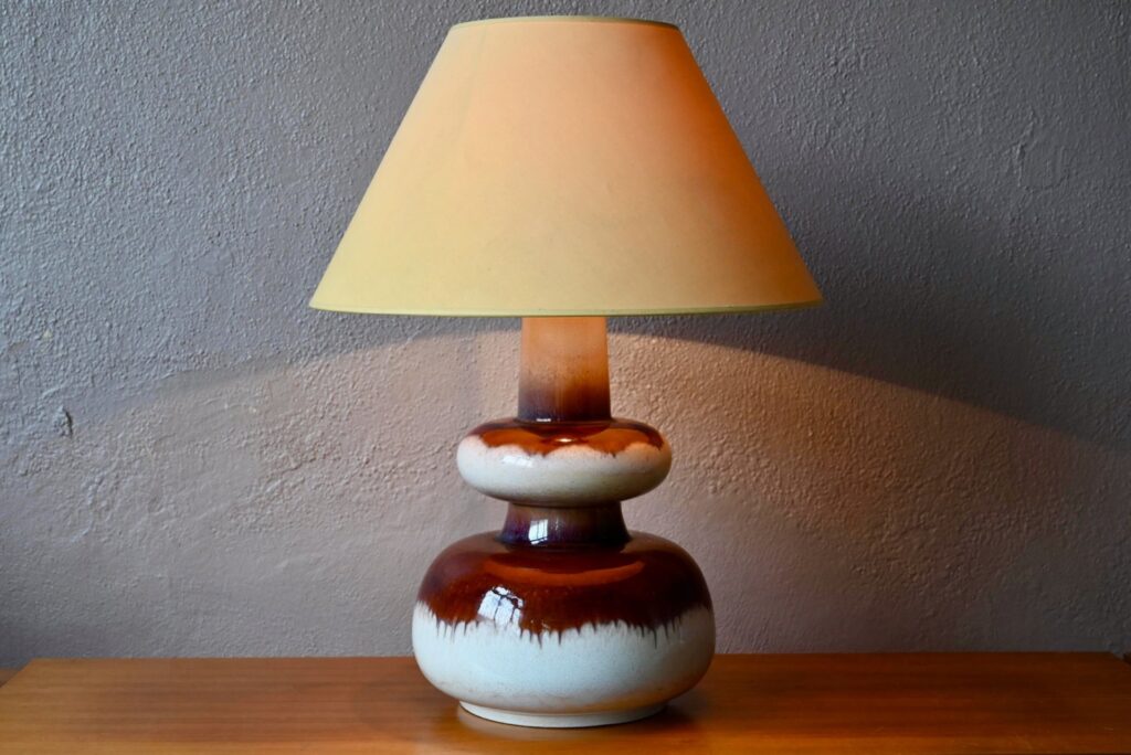Lampe Fat Lava totem, lampe de table vintage, lampe céramique, lampe ancienne vintage, lampe années 70, lampe années soixante, lampe d'ambiance vintage, belle lampe vintage, lampe 1970, céramique fat lava, lampe à poser fat lava, grande lampe à poser, lampe à poser ambiance, lampe à poser brutaliste, lampe à poser bohème, lampe à poser design allemand, lampe à poser seventies, lampe seventies rétro, lampe seventies, céramique allemande années 60, céramique allemande, lampe brutaliste