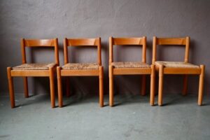 Série de 4 chaises Carimate de Vico Magistretti pour Cassina, design magistretti années 60, chaise vintage design italien, chaise design italien, 4 chaises vintage, accessoires campagne chic, chaises années 70 italiennes, chaises design italien années 70, chaises vintage italiennes, chaises italiennes vintage, design italien années 70, design italien seventies, italien modern, mobilier vintage italien, chaises design brutaliste