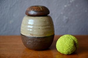 Pot couvert en grès, pot wabi sabi, poterie wabi sabi, céramique en grès, céramique bicolore, céramique artisanale alsace, grès; céramique en grès, décoration wabi sabi vintage, déco wabi sabi, pot couvert, céramique brutaliste, céramique brutalisme, déco brutaliste, décoration primitive, design primitif