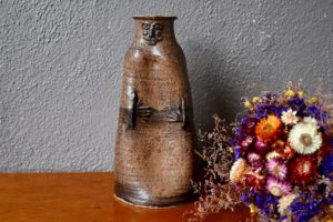 Vase bouteille grès visage modelé céramique d'artiste signé vintage, bouteille en grès, céramique d'art, céramique en grès, grand vase en grès, pièce unique, céramique art populaire, grand vase art déco, anthropomorphe, sculpture anthropomorphe, pouchain, vase brutaliste, céramique 50 france, céramique brutaliste, vase céramique 50, céramique france, céramique accolay, céramique zoomorphe, céramique zoomorphe vintage