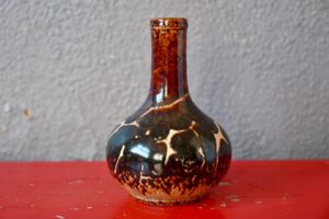 Vase en grès marbré Sophie, vase bouteille, vase céramique, céramique en grès, vase brun, vase artisanal vintage, vase déco artisanal, vase émail, bouteille en grès, vase midcentury, vase france style, Vase Vintage, vase vintage signé, céramique 50, céramique 50 france, céramique biomorphe, céramique craquelée