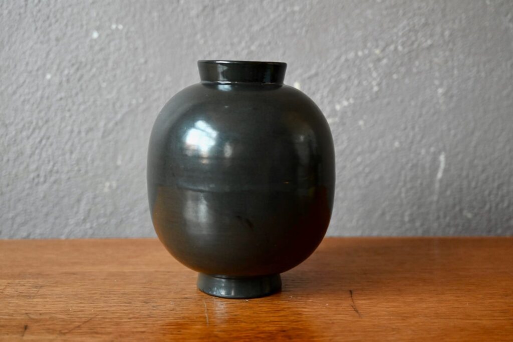 Vase boule Gmundner Keramik, vase art déco céramique, vase boule art déco, vase art déco, vase céramique noir, vase en grès, vase émail, céramique art déco, déco céramique art déco, vase midcentury noir, vase midcentury, céramique midcentury, décoration midcentury, midcentury modern