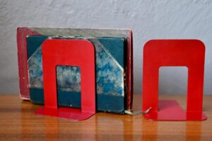 Paire de Serre-livres rouges 1960s, design des années 60, design minimaliste années 70, bureau design, bureau minimaliste, bureau vintage années 60, table en métal années 50, serre livres, design midcentury, design minimaliste, design allemand