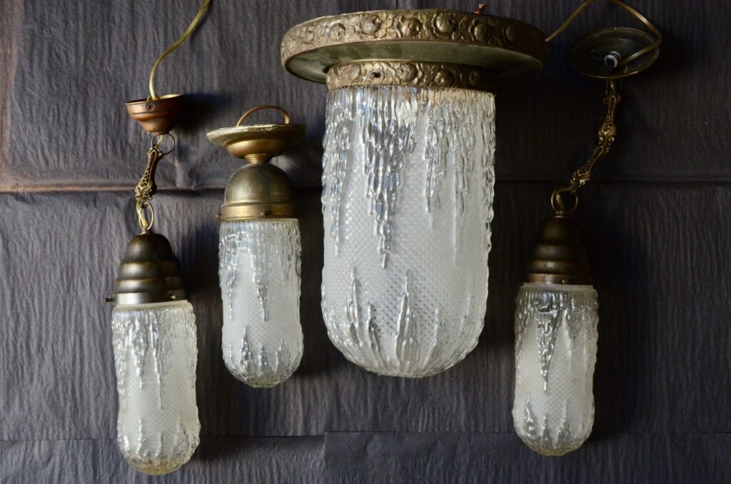 Ensemble de lustres Art Déco, Art Déco, art déco verre, art décoratif, déco ancienne art déco, décoration en verre art déco, décoration intérieure art déco, lampe art déco, luminaire Art Déco, paire d'applique art déco, style bohème art déco, luminaire design, luminaire vintage, luminaire vintage en verre, grand lustre art déco, grand lustre vintage, lustre ancien bohème, lustre laiton vintage, lustre vintage Doré, grande suspension vintage, suspension en laiton