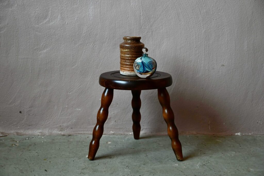 Tabouret tripode Tom, tabouret tripode, tabouret tripode années 50, tabouret rustique en bois massif, tabouret en bois massif, tabouret ancien, tabouret années 50, tabouret vintage en bois, tabouret bois, sellette en bois, petit meuble sellette vintage, sellette porte plantes, sellette tripode, sellette vintage en bois, tabouret de ferme, tabouret de ferme vintage, tabouret de ferme rétro, tabouret en bois bohème, tabouret en bois rétro, tabouret en bois vintage, tabouret de ferme patiné