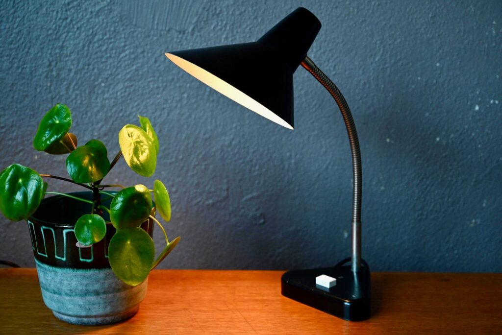Lampe moderniste midcentury Heike, lampe de bureau vintage, lampe de bureau métal, lampe de bureau design vintage, lampe design vintage, lampe ancienne de bureau, lampe années 50, lampe bureau design, lampe vintage lampe de bureau, design allemand, lampe à poser design allemand, lampe de bureau design allemand vintage, design midcentury, design midentury, lampe design midcentury