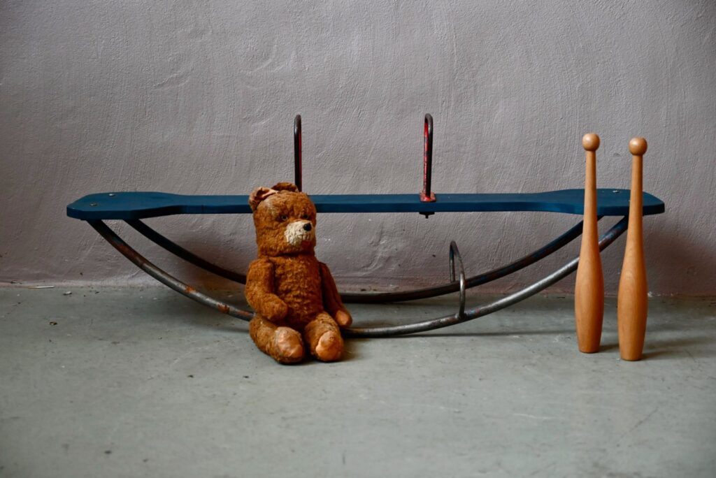 Bascule enfant Bozo - Années 60, balançoire vintage, jouet des années 60, chaise vintage métal tubulaire, peinture sur bois, assise indus vintage, assise vintage, 1950 mobilier vintage, chaise à bascule, chaise bascule enfant, fauteuil à bascule, fauteuil à bascule enfant, fauteuil à bascule vintage, jouet à bascule, fauteuil ancien à bascule, jouet vintage enfant, jouet vintage, jouet ancien, jouet bohème, jouet extérieur, jouet montessori waldorf, jouet rétro