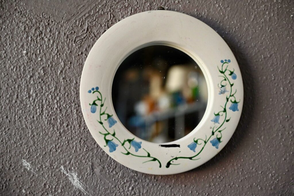 Miroir aux campanules - Années 60-70, miroir mural rond, miroir ancien blanc, miroir ancien bois, miroir bois, miroir en bois, miroir peint, miroir rond, miroir mural, miroir céramique, miroir bohème, miroir bohème ancien, miroir bohème décoration murale, miroir bohème france, déco miroir ancien, miroir ancien vintage, miroir campagne chic, miroir années 70 vintage