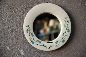 Miroir aux campanules - Années 60-70, miroir mural rond, miroir ancien blanc, miroir ancien bois, miroir bois, miroir en bois, miroir peint, miroir rond, miroir mural, miroir céramique, miroir bohème, miroir bohème ancien, miroir bohème décoration murale, miroir bohème france, déco miroir ancien, miroir ancien vintage, miroir campagne chic, miroir années 70 vintage