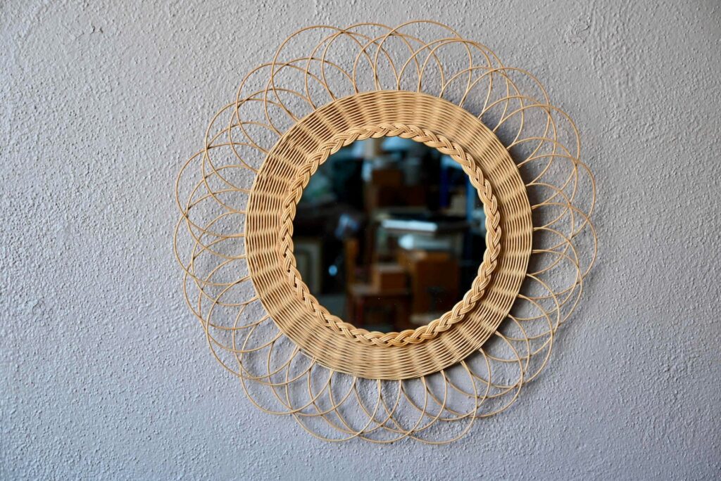 Miroir soleil en rotin tressé signé Liliane Dillenseger 1985 Alsace, miroir mural rond, miroir rotin, miroir en rotin, miroir en rotin vintage, miroir soleil en rotin, miroir soleil rotin, miroir rond vintage, miroir mural, miroir rotin années 60, Miroir soleil, miroir bohème, miroir bohème ancien, miroir bohème décoration murale, miroir bohème france, déco bohème, accumulation déco bohème, déco bohème rustique, objet déco bohème
