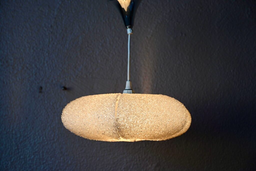 Suspension en perspex granulé - Années 60, lampe de plafond en verre, lampe de plafond vintage, luminaire vintage en verre, suspension vintage années 70, luminaire vintage années 70, années 1960, boules verre vintage, lampe verre et métal, lampe space age, suspension design scandinave, plafonnier space age, plafonnier seventies en verre, déco vintage années 60, déco vintage