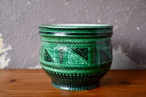 Cache-pot folk "Au Pichet de Strasbourg" - Années 40, art populaire alsacien, cache pot, cache pot ancien, cache pot céramique, cache pot en céramique, céramique artisanale alsace, céramique signée, art populaire, céramique primavera, grand vase primavera, primavera céramique, cache pot art déco, cache pot Art Nouveau, cache pot vintage, déco d'art populaire, céramique alsacienne, céramique alsace