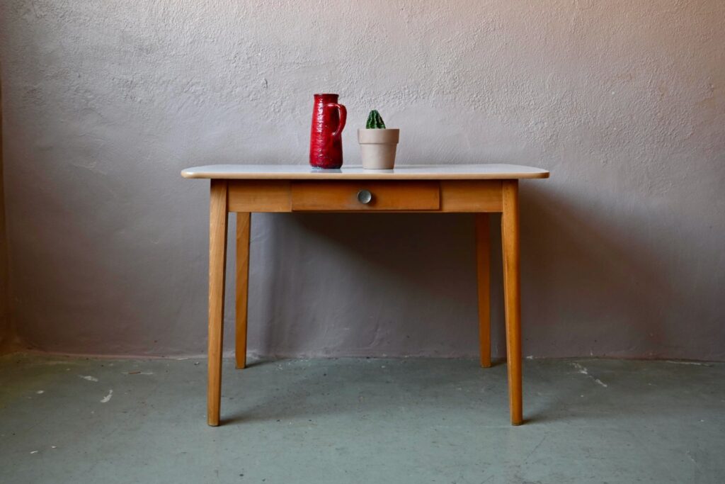 Table en formica Gentiane- Années 50, Table vintage en bois et formica, table de cuisine en formica, Table de cuisine vintage, table de cuisine authentique, petite table formica années 60, table cuisine vintage, table mid-century en bois, table bois et métal, table de cuisine bohème, petite table de cuisine vintage, table de cuisine fifties, table de cuisine pieds compas, table de cuisine rétro, table de cuisine vintage pieds compas, petite table formica vintage, table formica années 60, table formica, table forme libre