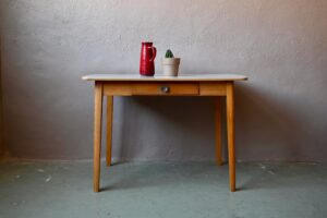 Table en formica Gentiane- Années 50, Table vintage en bois et formica, table de cuisine en formica, Table de cuisine vintage, table de cuisine authentique, petite table formica années 60, table cuisine vintage, table mid-century en bois, table bois et métal, table de cuisine bohème, petite table de cuisine vintage, table de cuisine fifties, table de cuisine pieds compas, table de cuisine rétro, table de cuisine vintage pieds compas, petite table formica vintage, table formica années 60, table formica, table forme libre