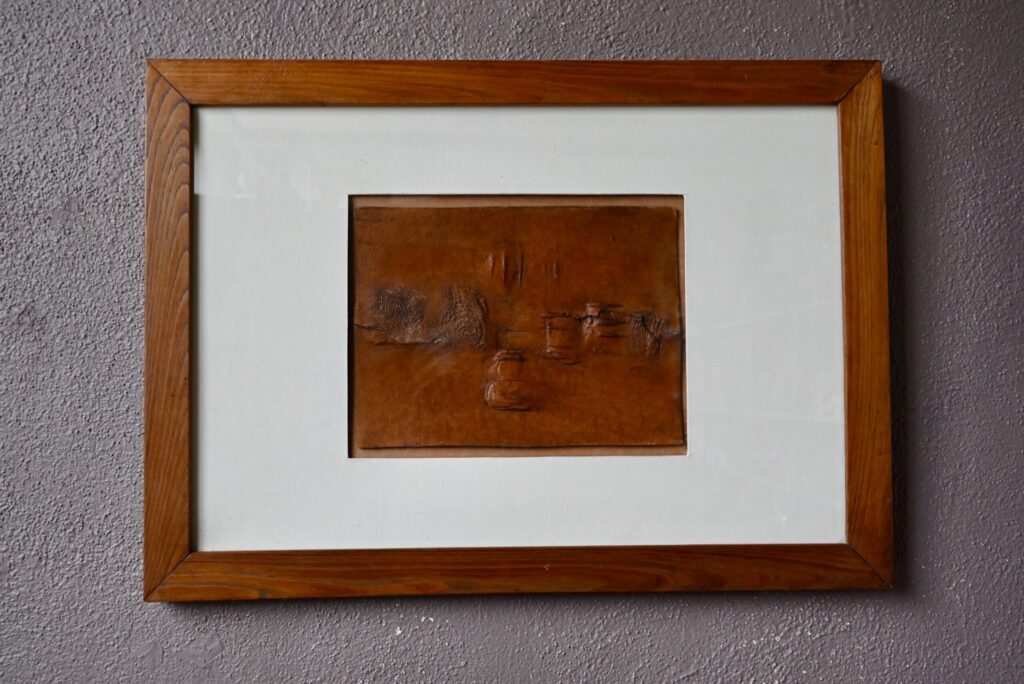 Œuvre murale moderniste italienne - Années 60, demi relief en plâtre, bois massif, bois et cuir, technique mixte sur papier, technique mixte, art abstrait, tableau abstrait., tableau ancien, tableau art brut, tableau bohème, tableau relief, tableau vintage, déco murale années 50, déco murale, déco murale rétro, déco murale vintage, art déco italien, design italien années 50, design italien années 60, italian modern, art