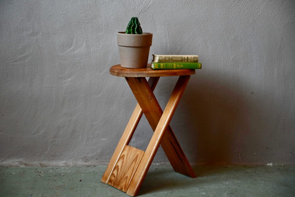 Tabouret Roger Tallon - Années 70, tabouret en pin, tabouret pliant Tallon, tabouret brutaliste, tabouret scandinave, tabouret années 60, tabouret en bois massif, design brutaliste années 60, design scandinave brutaliste, design roger tallon, roger tallon, roger tallon design 1980, tabouret bois, tabouret d'appoint vintage, tabouret design, tabouret en bois vintage