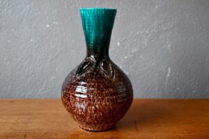 Vase ajouré Accolay, vase boule, vase céramique vintage, vase émail, vase en grès, Vase bicolore, vase années 60 design, design des années 60, vase céramique, accolay, céramique accolay, grand vase accolay, les potier accolay, potier d'accolay, vase accolay, vase pichet accolay, céramique france, céramique 50 france, vase céramique 50, céramique 50