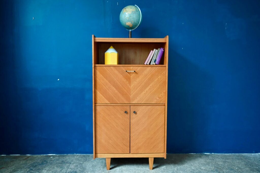 Secrétaire bibliothèque Aria - Années 50, bureau secrétaire années 50, secrétaire vintage, secrétaire adulte en bois, petit bureau secrétaire, meuble en bois des années 60, design des années 50, meuble en bois massif années 60, bibliothèque moderniste en bois, secrétaire rétro, bureau adulte vintage télétravail, bureau ancien télétravail, bureau pour télétravail, bureau vintage télétravail, bibliothèque en bois, bibliothèque enfant, bibliothèque murale vintage, bibliothèque vintage, bureau d'appoint vintage, bureau design années 50