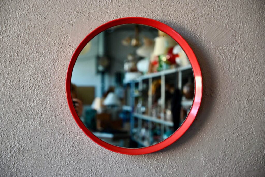 Miroir rond Mao - Années 70, miroir design space age, miroir mural rond, miroir space age, miroir space age rétro, miroir plastique vintage, miroir rouge, miroir rond vintage, miroir mural vintage, décoration murale space age, design space age, space age design, miroir rond, grand miroir rond vintage, grand miroir rond ancien