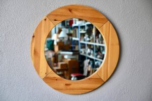 Grand miroir rond en pin - Années 80, miroir mural rond, miroir rond scandinave, miroir cadre en bois, miroir en bois, miroir scandinave, miroir bois, miroir mural, miroir rond vintage, années 70 mobilier en pin, mobilier en pin