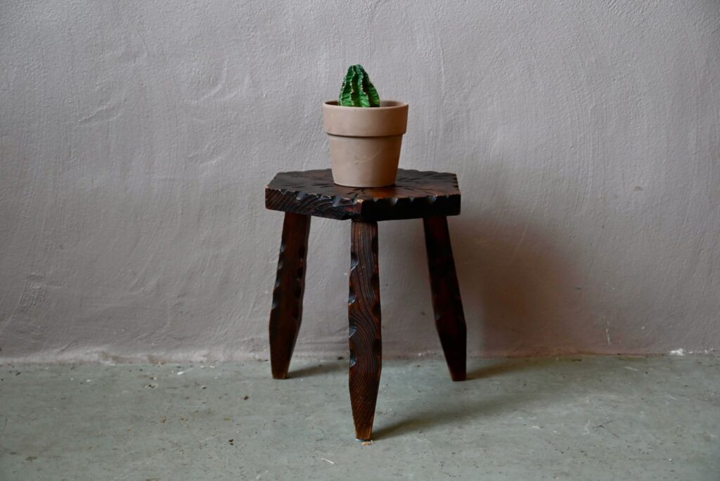 Tabouret tripode Sylvio - Années 60, tabouret rustique en bois massif, tabouret tripode en bois sculpté, tabouret en bois massif, bois sculpté, bois massif, bois gravé et sculpté, chaises vintage en bois rustique, guéridon années 50 en bois, guéridon années 60, guéridon en bois vintage, guéridon pieds compas, guéridon porte plantes, guéridon porte-revues vintage années 60