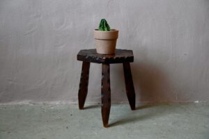 Tabouret tripode Sylvio - Années 60, tabouret rustique en bois massif, tabouret tripode en bois sculpté, tabouret en bois massif, bois sculpté, bois massif, bois gravé et sculpté, chaises vintage en bois rustique, guéridon années 50 en bois, guéridon années 60, guéridon en bois vintage, guéridon pieds compas, guéridon porte plantes, guéridon porte-revues vintage années 60