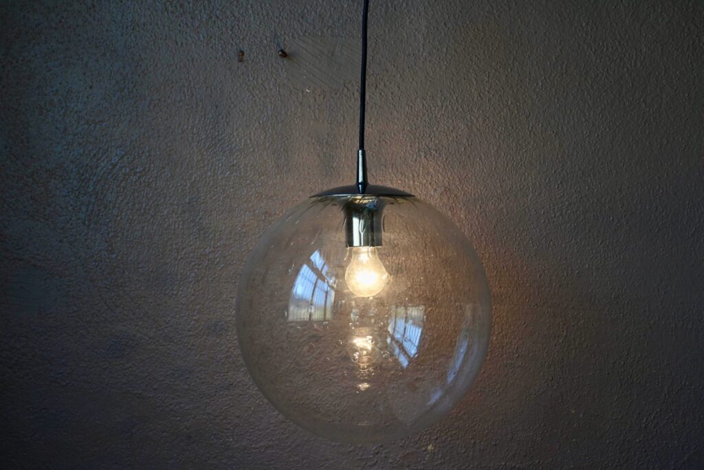 Suspension globe Raak Amsterdam - Années 70, globe en verre soufflé, lampe design space age, lampe space age, luminaire space age, style space age, boules en verre soufflé, design des années 60, globe en verre vintage, suspension boule, suspension verre, grande suspension scandinave, grande suspension, grande suspension vintage, suspension design scandinave, suspension en verre, suspension en verre scandinave, luminaire vintage années 70