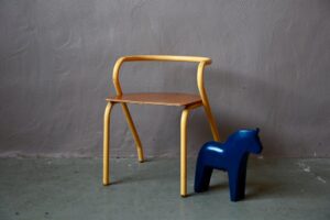 Chaise enfant midcentury Jacques Hitier - Années 60, chaise enfant vintage, chaise d'école vintage, chaise enfant années 50, chaise design français années 50, chaise chrome vintage, chaise enfant en bois, chaise design années 60, chaise enfant bauhaus, jacques hitier, chaise design 50, chaise design iconique, chaise design midcentury, chaise design vintage, chaise enfant en bois années 60, chaise enfant iconique