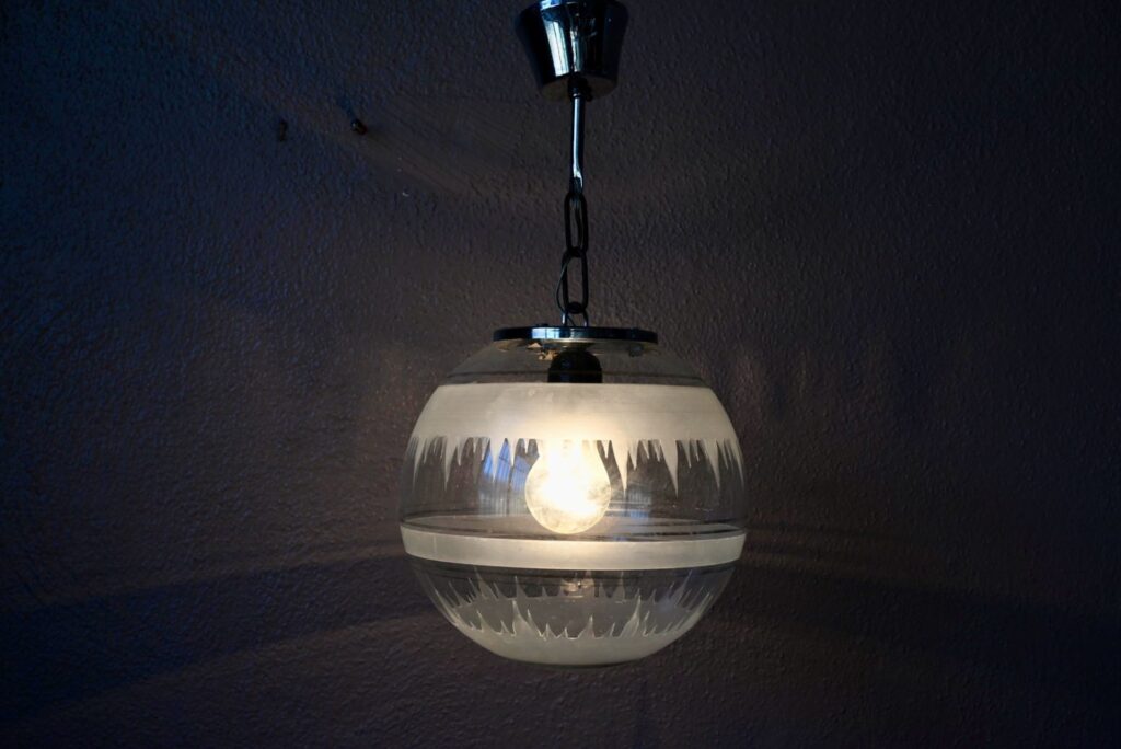 Suspension globe en verre givré - Années 70, globe en verre soufflé, globe en verre vintage, lampe design space age, lampe space age, luminaire space age, luminaire vintage années 70, luminaire vintage en verre, suspension vintage années 70, design space age, lustre space age, plafonnier space age, plafonnier vintage space age