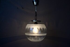 Suspension globe en verre givré - Années 70, globe en verre soufflé, globe en verre vintage, lampe design space age, lampe space age, luminaire space age, luminaire vintage années 70, luminaire vintage en verre, suspension vintage années 70, design space age, lustre space age, plafonnier space age, plafonnier vintage space age