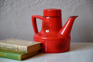 Théière en céramique Églantine, céramique années 60 scandinave, céramique moderniste, céramique rouge, design des années 60, design moderniste années 70, céramique allemande années 60, céramique danoise années 60, design 1960, théière ancienne, théière années 70, théière scandinave, théière vallauris, théière vintage, céramique usuelle, céramique fat lava, céramique allemande