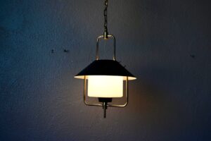 Suspension Arlus en laiton et opaline blanche - Années 60, luminaire midcentury, luminaire italien, luminaire vintage, lampe verre et métal, lampe en verre opalin, design des années 60, design italien des années 60, luminaire design, suspension arlus, lampe arlus, lampe midcentury, design français années 50, design français des années 60, design français, lampe design france 1950