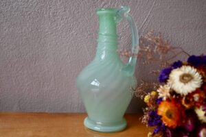 Pichet en verre opalin vert - Années 60, carafe à eau vintage, carafe vintage, carafe empoli, boules en verre soufflé, boules verre vintage, flacon verre soufflé, coupelle vintage en verre, design des années 50, verre soufflé, vase verre bullé, vase verre vintage, vase verre bleu, coupe murano, coupe verte murano, forme libre murano, vase en verre de murano, vase murano